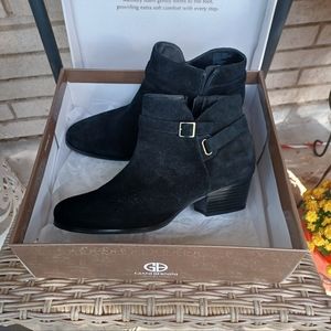 Giani Bernini sz 9 black suede short boots Doril memory foam, decorative buckle